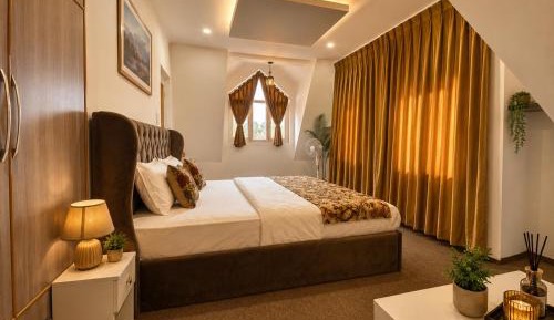 Suite with Mountain View