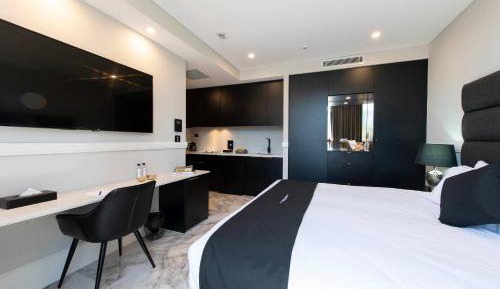King Deluxe Standard with Walk-in Shower (Accessible)