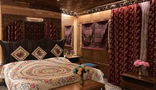 Deluxe Double Room (2 Adults + 1 Child)
