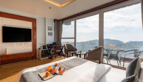King Room with Balcony (Valley View)