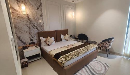 Deluxe Double Room (2 Adults + 1 Child)