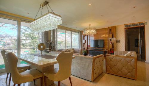 Deluxe One-Bedroom Apartment