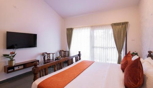 Winter Green Cottage with King Bed and Balcony - Mountain View