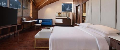 Deluxe King Suite with Mountain View