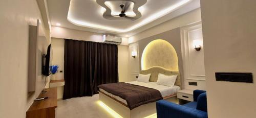 One-Bedroom Apartment with View