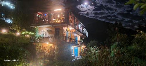 Deluxe Double Room (2 Adults + 1 Child)