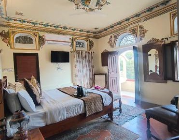 Deluxe Room (2 Adults + 1 Child)