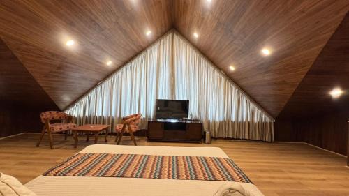 King Room with Mountain View