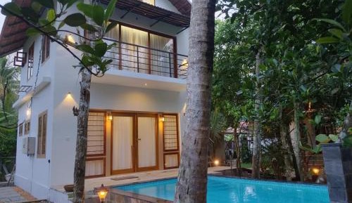 Queen Room with Pool View