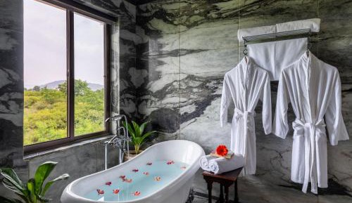 Deluxe King Suite