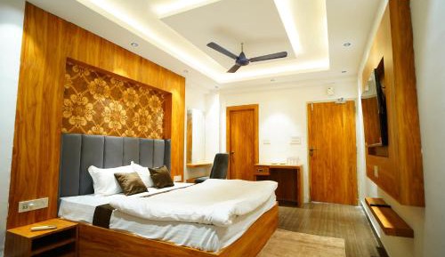 Deluxe Double Room (2 Adults + 1 Child)