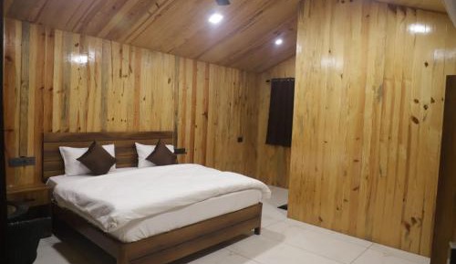 Deluxe Room (2 Adults + 1 Child)