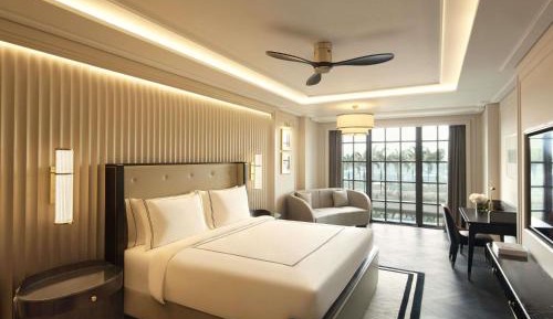 Fairmont Gold King Room with Fairmont Gold Lounge Access & Complimentary Airport Transfers (T1 & T2), Soft Mini Bar, Daily 4 Piece Laundry(Non Cumulative) & 15% discount on F&B (barring IRD & tobacco), Book a 60-Min Spa Session & 50% Off on Cryotherapy*