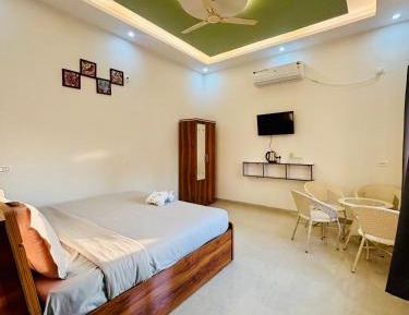 Deluxe Double Room (2 Adults + 1 Child)