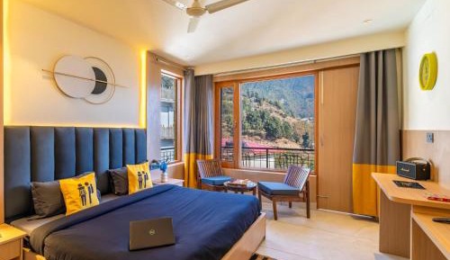  Deluxe Double Room with Balcony and Hill View 