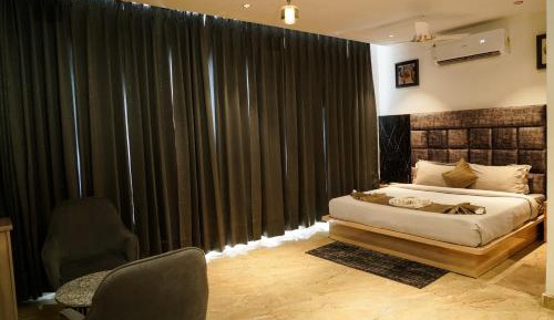 Deluxe Double Room (2 Adults + 1 Child)
