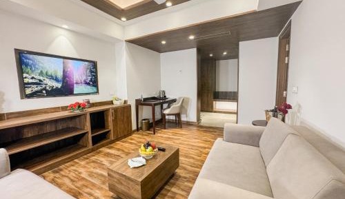 Executive King Suite with Bath Tub and Mountain View - Non-Smoking