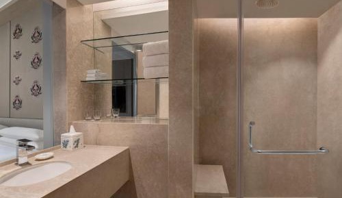 Run of the House Queen Room with City View and Pool Access