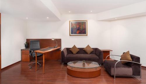 Deluxe Suite with Happy Hours 01:00 PM to 06:00 PM 1+1, Airport Transfers, 20% Discount on Food & Beverage and Free Pick up and drop to Worldmark Aerocity (subject to car availability)