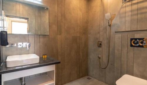 Superior Double Room with Balcony and Mountain View x A Block