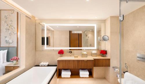 Luxury Room King Bed - Enjoy Happy Hours with 1+1 offer on Alcoholic Beverage
