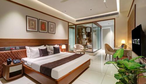 Luxury Suite with Private Balcony and Kitchennate
