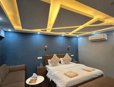 King Studio with Sofa Bed