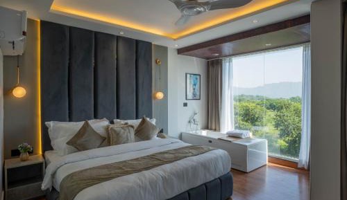 Suite with Hot Tub
