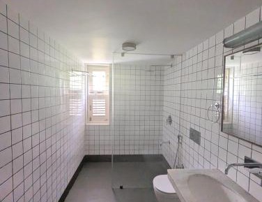 Safed Room