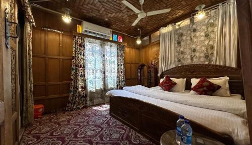 Deluxe Double Room (2 Adults + 1 Child)