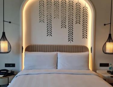 Classic Room: 20% off on food,soft beverages, laundry & local transportation(upto 10 km); enjoy 90-min spa at 60mins spa price; BOGO offer on select beverages(5–8 pm) at Connexions Bar