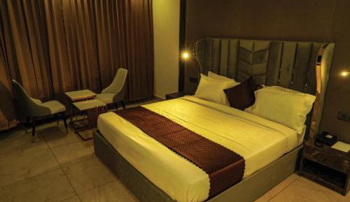 Deluxe Double Room (2 Adults + 1 Child)