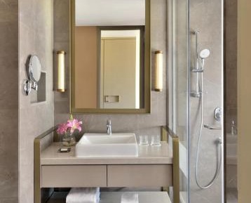 Premium, Guest room, 2 Twins, Executive Lounge Access, 2 pieces laundry per day