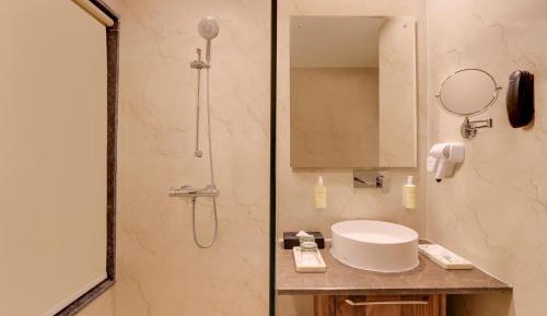 Deluxe King Room (Complimentary Hi-Tea,Happy Hours with 1+1 offer on Alcoholic Beverages,10% Off on Laundry Service)