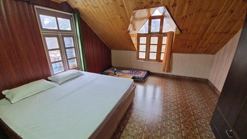 Deluxe Double or Twin Room with Mountain View
