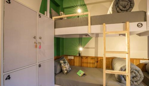 Deluxe 6 Bed Mixed Dorm (with Balcony)