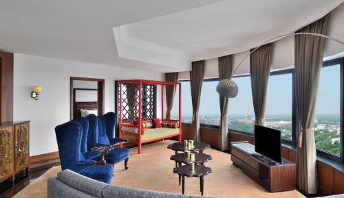 Luxury Suite - 2 way Airport Transfer, Access to club lounge including Hi-Tea from 3-5 pm, Happy Hours from 6-8 pm