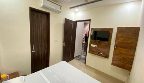 Deluxe Double Room (2 Adults + 1 Child)