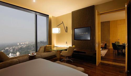Deluxe Suite with Executive Lounge Access