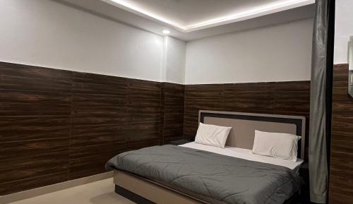 Deluxe Double Room (2 Adults + 1 Child)