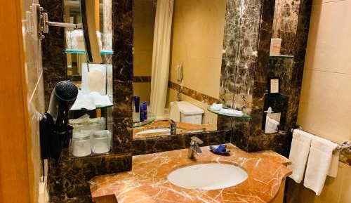 Executive Suite Queen Bed with City View - Complimentary 01 way Airport transfer