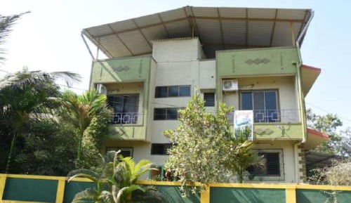 Deluxe One-Bedroom Apartment with Garden View