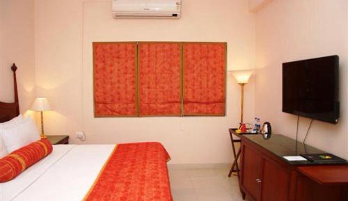 Deluxe Double or Twin Room (Complimentary Welcome Drink on arrival, 15% off on session of Spa,15% Off on Laundry service and Enjoy Aarti Ceremony)