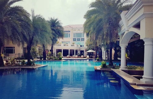 Sushant Lok Hotel | The Palms - Town & Country Club