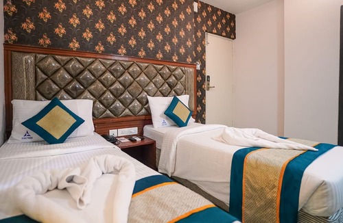 Thousand Lights Hotel | Hotel Pine Tree