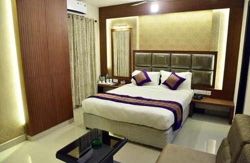 Thousand Lights Hotel | Hotel Pine Tree