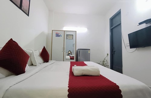 Hauz Khas Village Hotel | Mauryan Express Hotel @ Hauz Khas Fort