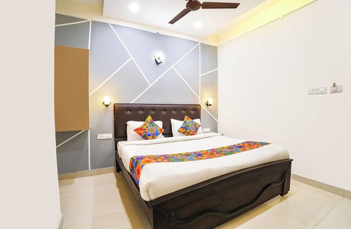 Royapettah Hotel | FabHotel Lloyds Inn I