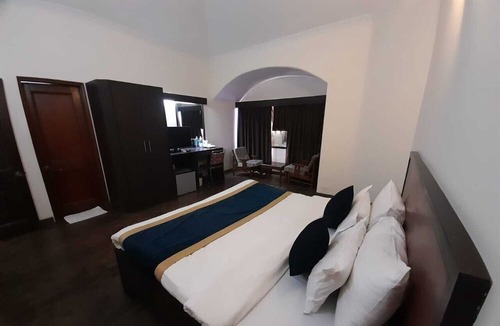 Bhiwadi Hotel | Golden Huts Resorts