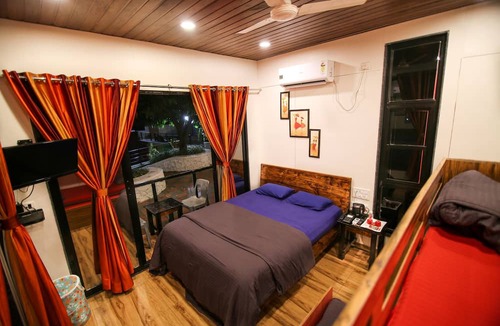 Gevhande Khadak Hotel | The Bob house